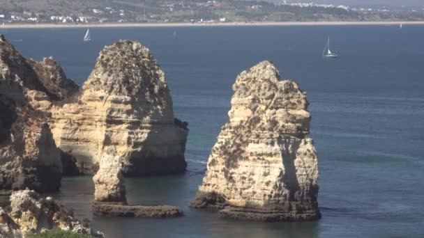 Formações rochosas no oceano — Vídeo de Stock