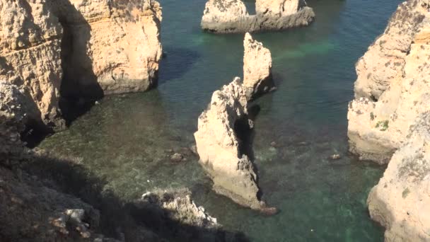 Διαβρωμένοι σχηματισμοί βράχων νερού — Αρχείο Βίντεο