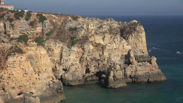 Klippen oder Bluffs auf Ozean oder Meer — Stockvideo