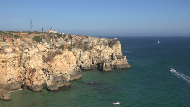 Penisola costiera scogliere rocciose e oceano — Video Stock