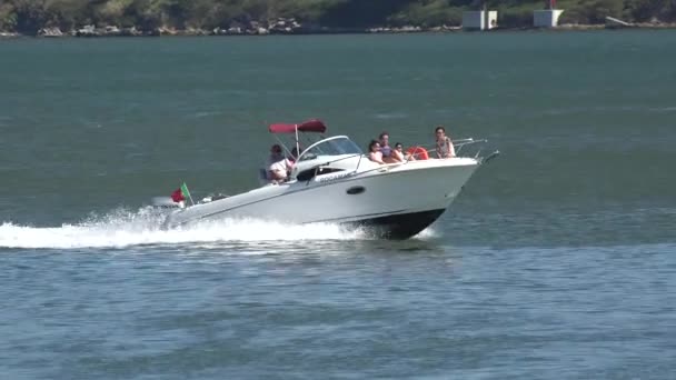 Motor barco no rio — Vídeo de Stock