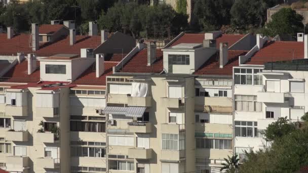 Mehrfamilienhäuser mit Balkon — Stockvideo