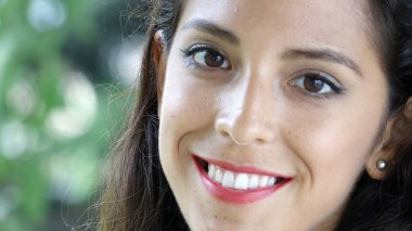 İspanyol Dişinin Gülen Yüzü