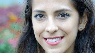 Dişinin Gülen Yüzü