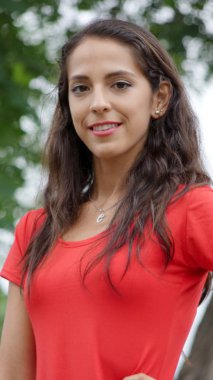 Genç kadın uzun saçlı