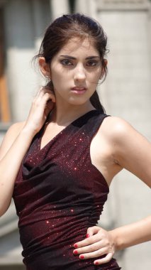 Genç çeşitli kadın ve elbise ayakta giyen Elegance