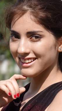 Çekici Latin kadınla ve mutluluk