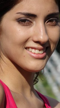 Gülümseyen bir Latina erkek