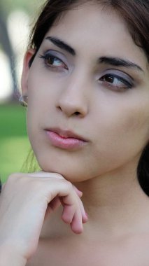 Genç çeşitli kadın düşünme