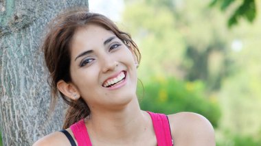 Gülümseyen bir Hispanik erkek