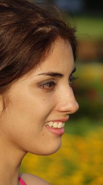 Gülümseyen bir genç kadın