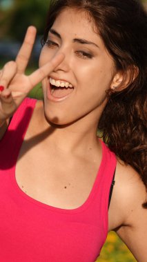 Bir Kadın ve Barış İşareti