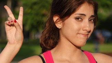 Güzel İspanyol kadın ve barış işareti