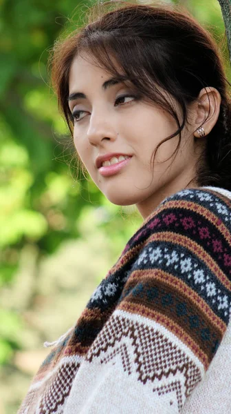 Infelice Attraente Latina Femminile Che Indossa Maglione — Foto Stock