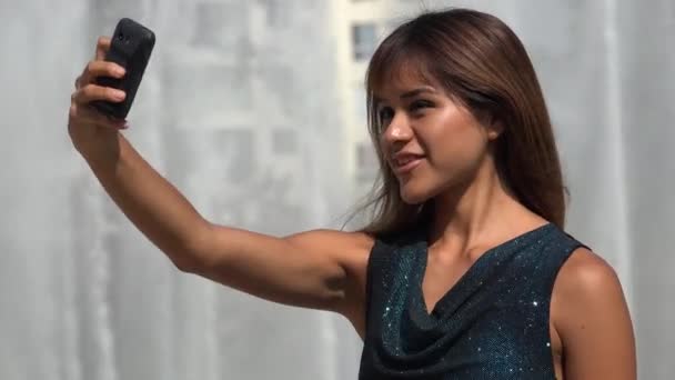 Gelukkig Peruviaans volwassen vrouw selfy — Stockvideo