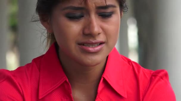 Плачущая молодая перуанка — стоковое видео