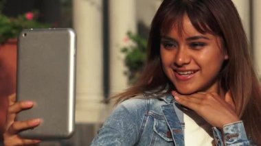 Güzel Perulu Kadın Tabletle Selfie Çekiyor