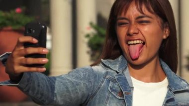 Perulu Kadın Cep Telefonu Selfi