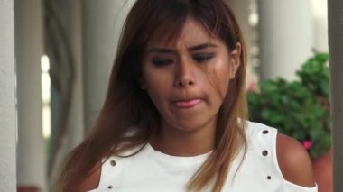 Üzgün İspanyol Yetişkin Kadın