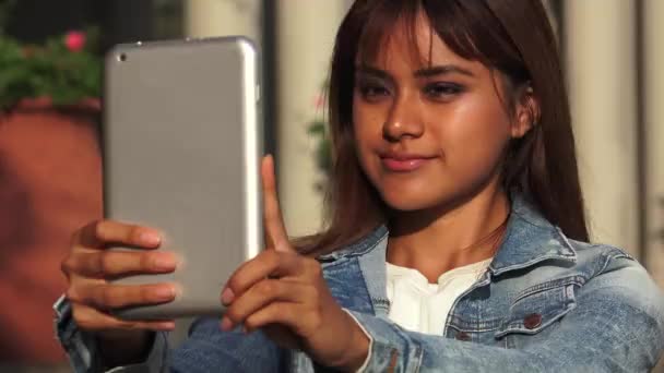 Peruaanse vrouw met tablet selfy — Stockvideo
