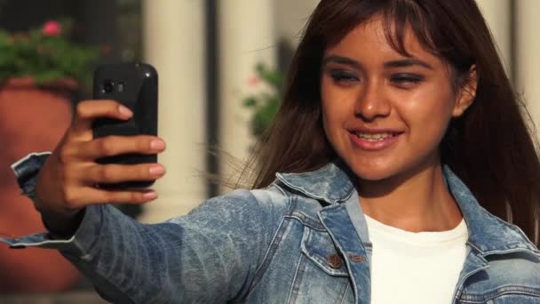 Peruaanse vrouw mobiele telefoon selfy — Stockvideo