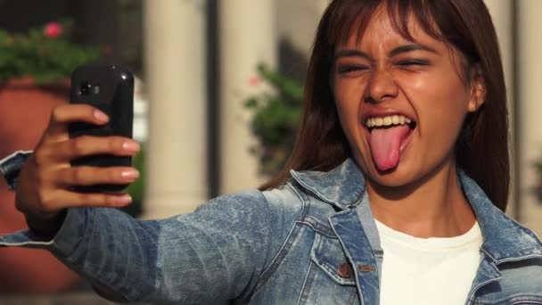 Peruwiańska kobieta telefon komórkowy Selfy — Wideo stockowe