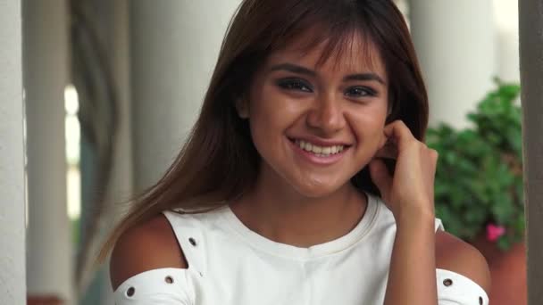 Šťastná hispánská dospělá žena — Stock video