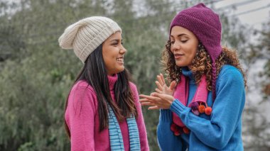 Kışın konuşan kadın kız arkadaşlar
