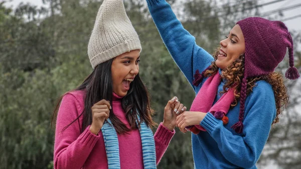 Sciocco Giovanissima Ragazza Amici Inverno — Foto Stock