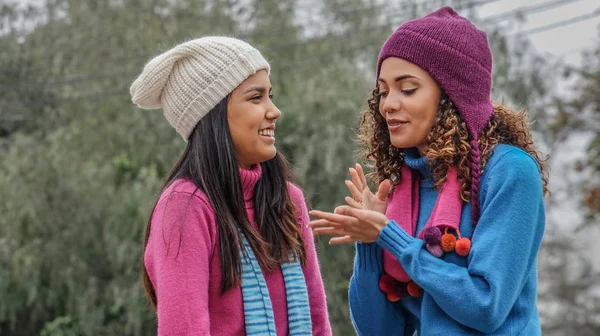 Kışın konuşan kadın kız arkadaşlar