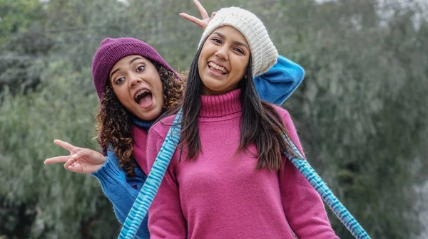 Teen Ragazze Avendo Divertente Durante Freddo Tempo — Foto Stock