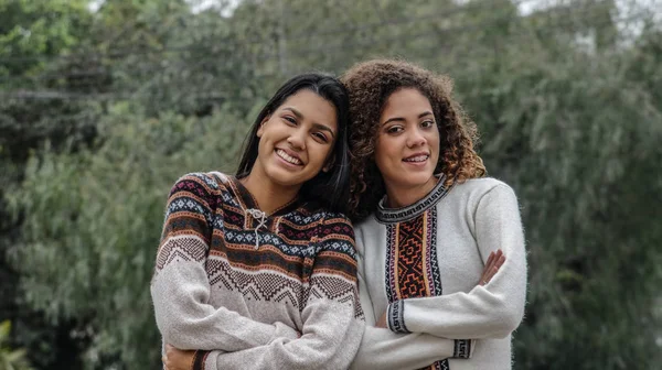 Kendine güvenen genç İspanyol kızlar