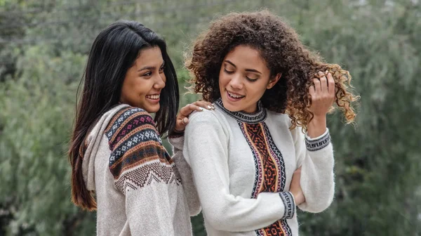 Дружба Підлітки Іспанські Дівчата — стокове фото