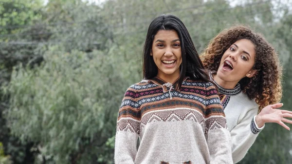 Eğlenceli genç İspanyol kızlar