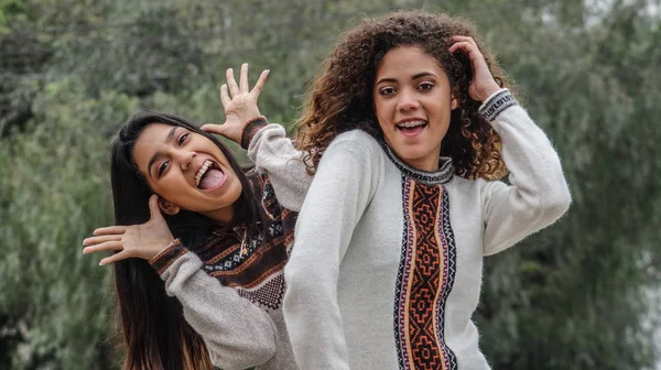 Diversão Hispânico Feminino Adolescente Menina Amigos — Fotografia de Stock