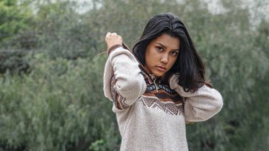 Heyecansız kadın genç kazak giyiyor