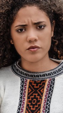 Şirin Gençlik ve kış giysileri giyen karışıklık