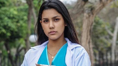 Ciddi şirin Perulu kişi