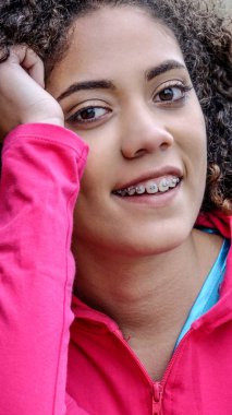 Genç kadın genç atletik kız diş teli ile