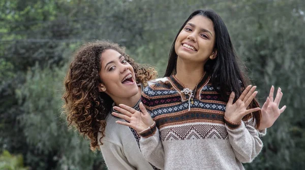 Spaß Freundschaft Unter Jugendlichen Hispanischen Mädchen — Stockfoto
