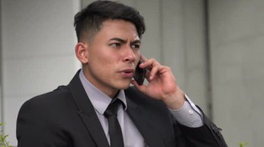Yakışıklı Yetişkin İspanyol Adam Telefonu Kullanıyor