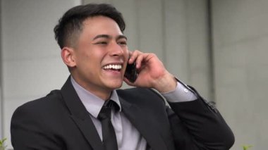 Mutlu Yakışıklı Yetişkin İspanyol Adam Telefonu Kullanıyor