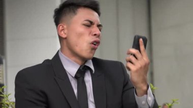 Kızgın Yakışıklı Yetişkin İspanyol Adam Telefonu Kullanıyor