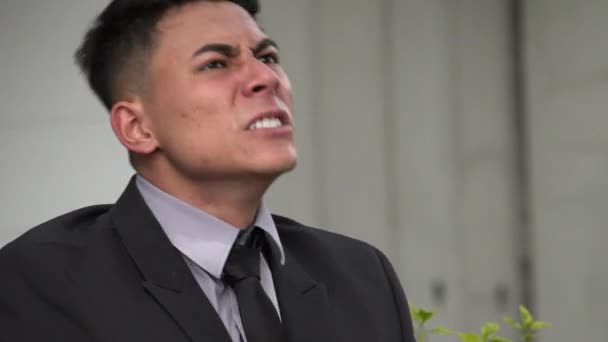 Boze Knappe Volwassen Latino Man — Stockvideo