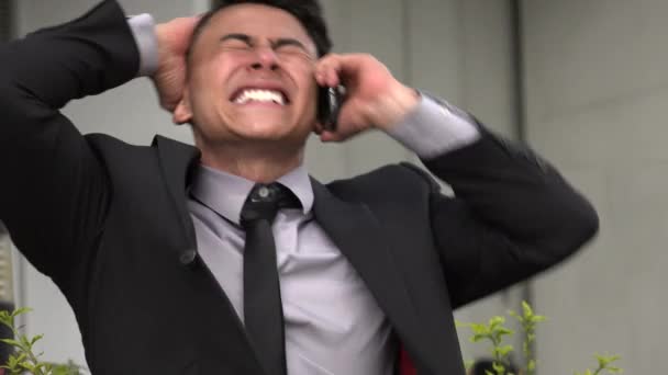Kızgın Yakışıklı Yetişkin İspanyol Adam Telefonu Kullanıyor — Stok video