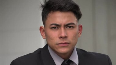 Ciddi İspanyol Adam konuşuyor.