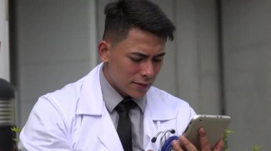 Stresli İspanyol Erkek Doktor