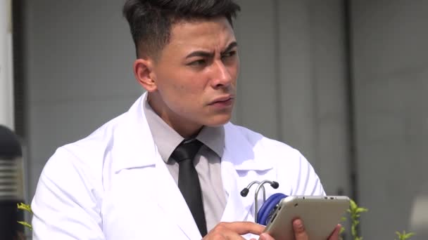 錠剤を使用したヒスパニック男性医師 — ストック動画