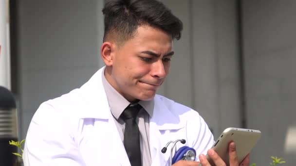 Médico masculino hispano confundido — Vídeo de stock