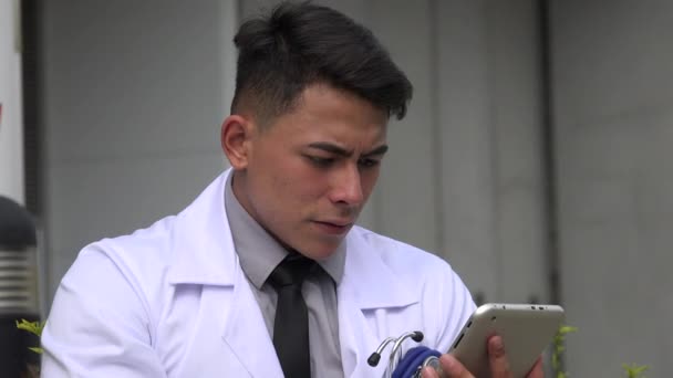 Hispanic manliga läkare och stress — Stockvideo
